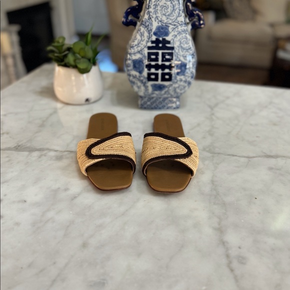 🤎 LE MOGADOR NUDE AND BROWN VOLAKAS FLATS! - Picture 4 of 9